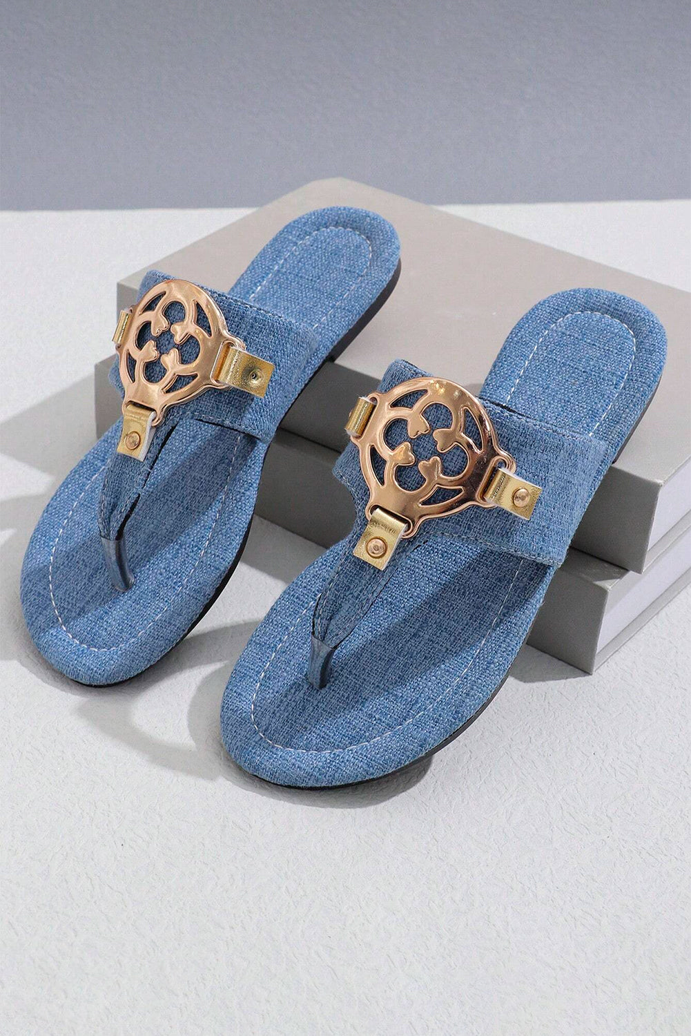 Sandalias de cuero con tiras decorativas de metal estilo vintage en color azul crepúsculo