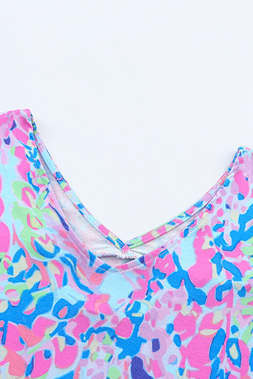 Camiseta de cuello en V y manga corta con estampado floral abstracto en azul pastel