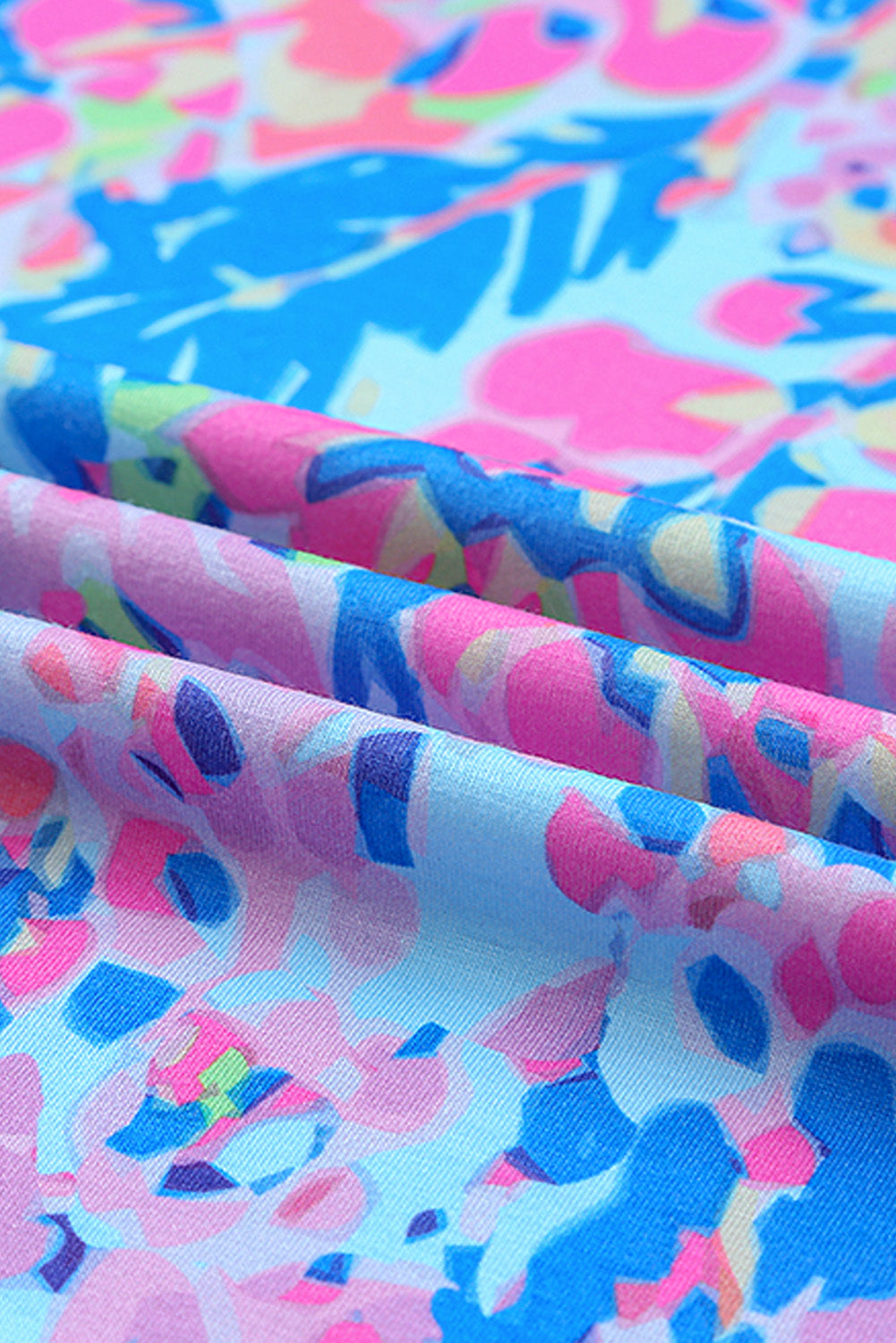 Camiseta de cuello en V y manga corta con estampado floral abstracto en azul pastel