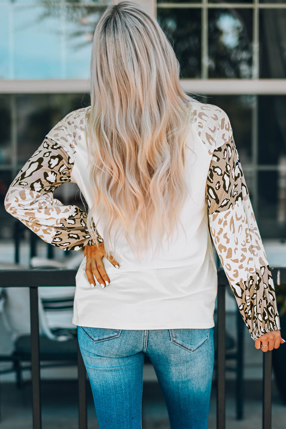 Blusa con mangas abullonadas y estampado de leopardo en color beige