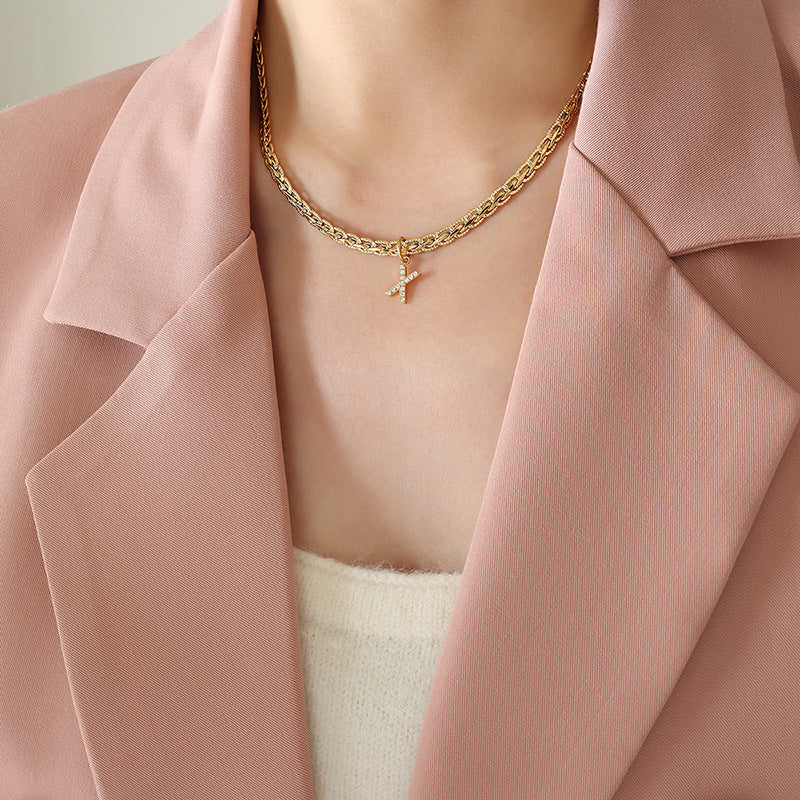 Collar con colgante de letra de circonita con incrustaciones de latón