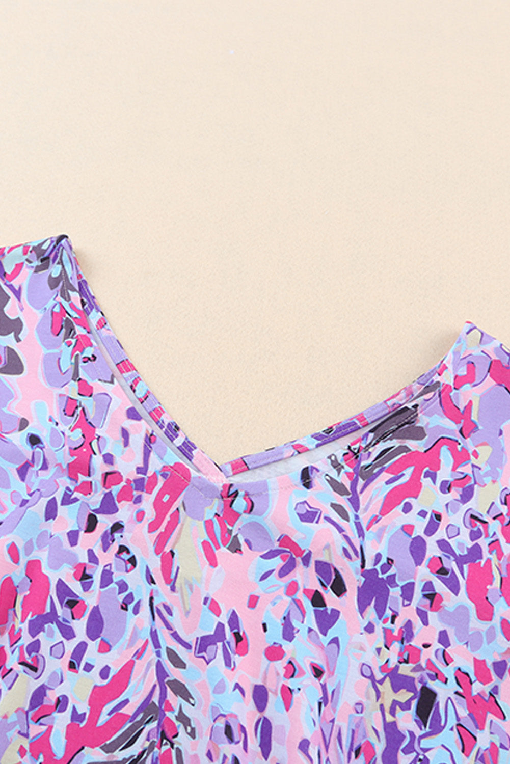Camiseta de cuello en V y manga corta con estampado floral abstracto en azul pastel