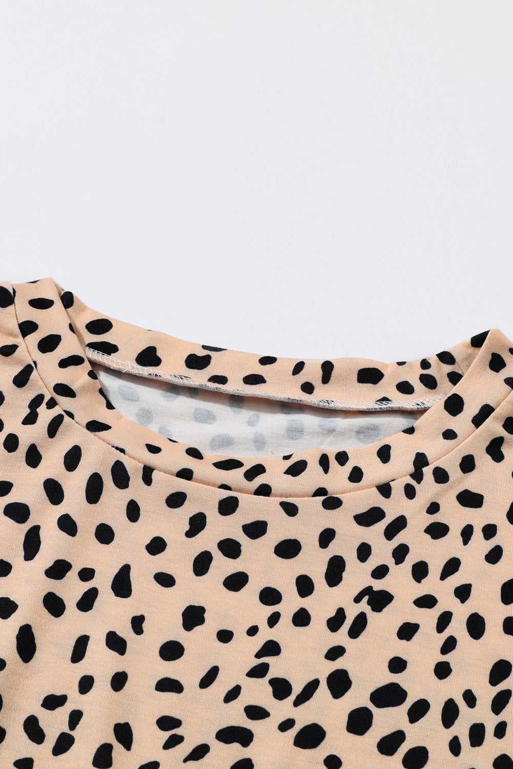 Vestido con estampado de leopardo, cintura alta, manga larga y cuello redondo de color caqui