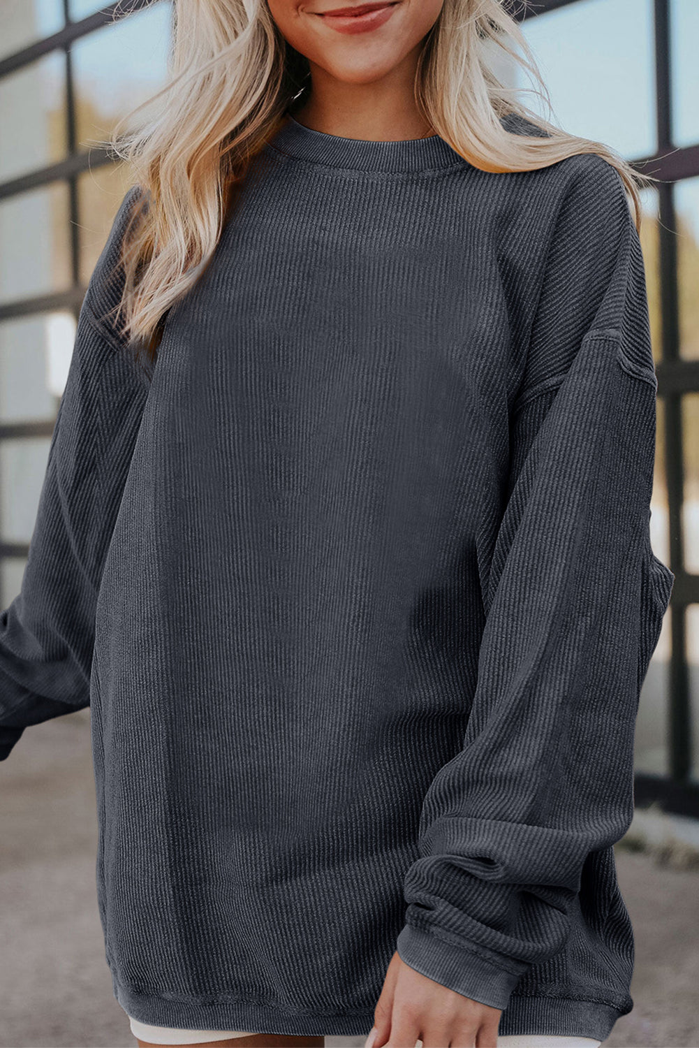 Sudadera holgada de canalé arrugado con hombros caídos en color gris claro