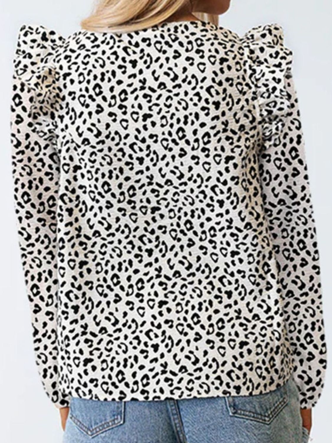 Blusa de manga larga con volantes y estampado de leopardo