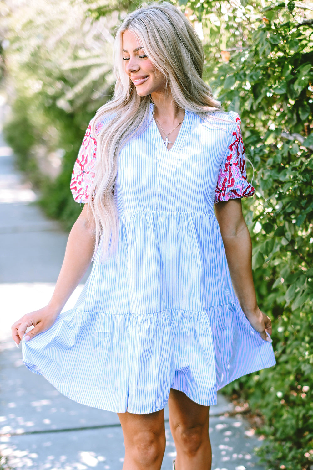 Vestido con volantes, mangas abullonadas y estampado floral de rayas en azul cielo