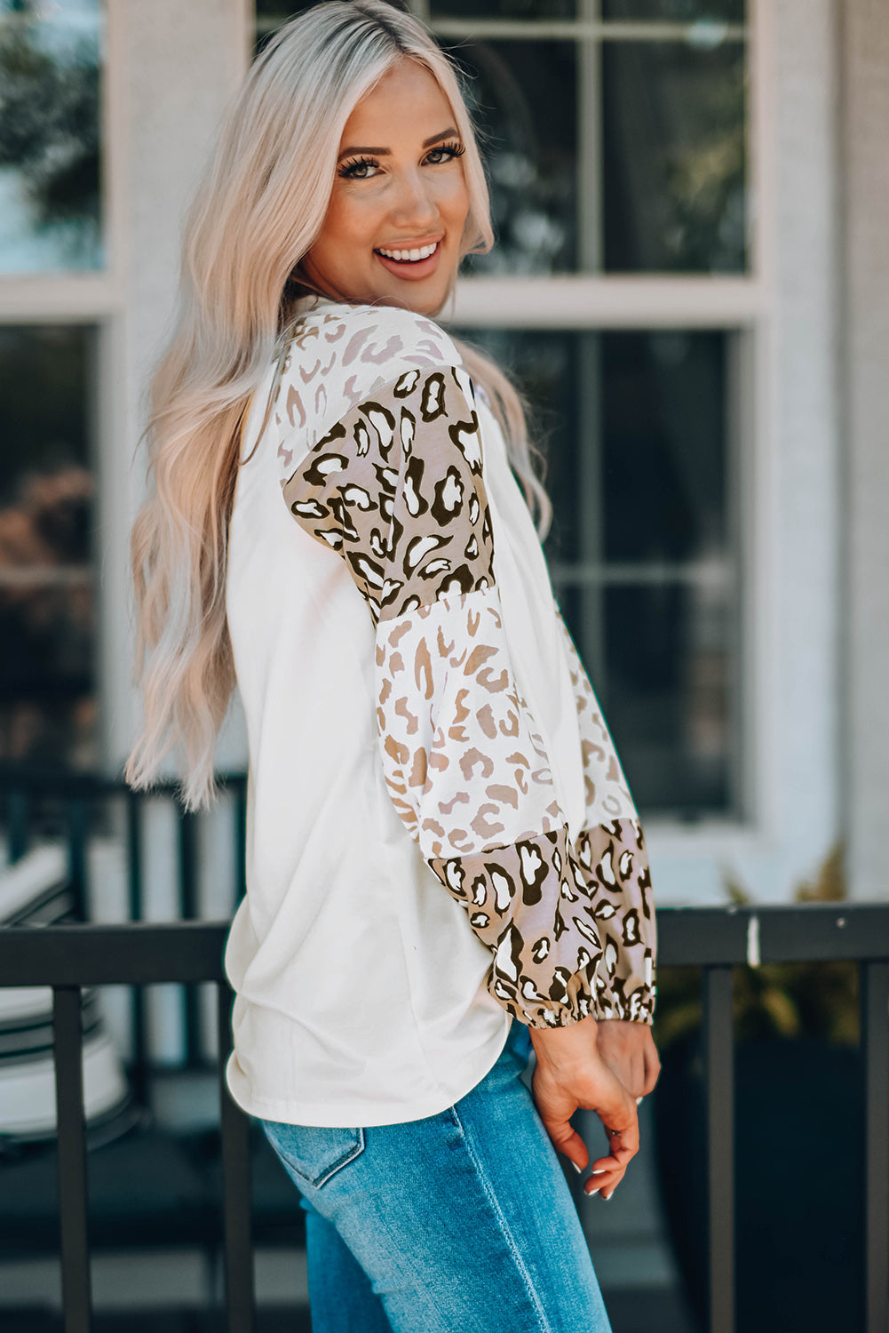 Blusa con mangas abullonadas y estampado de leopardo en color beige