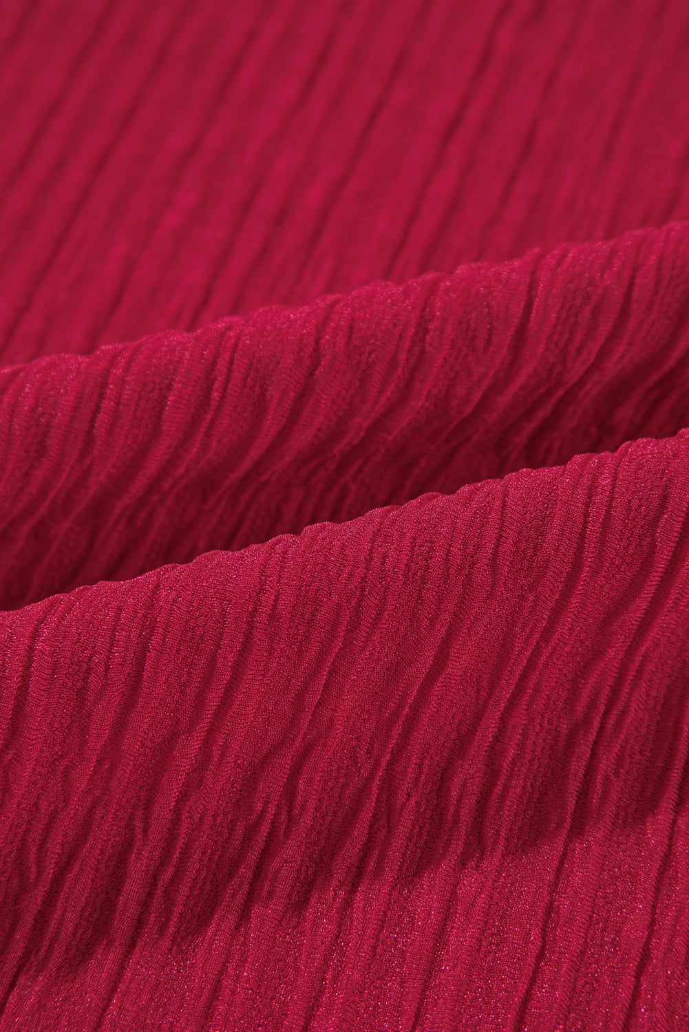 Vestido corto holgado de canalé con escote en V y ribete de volantes en rojo intenso