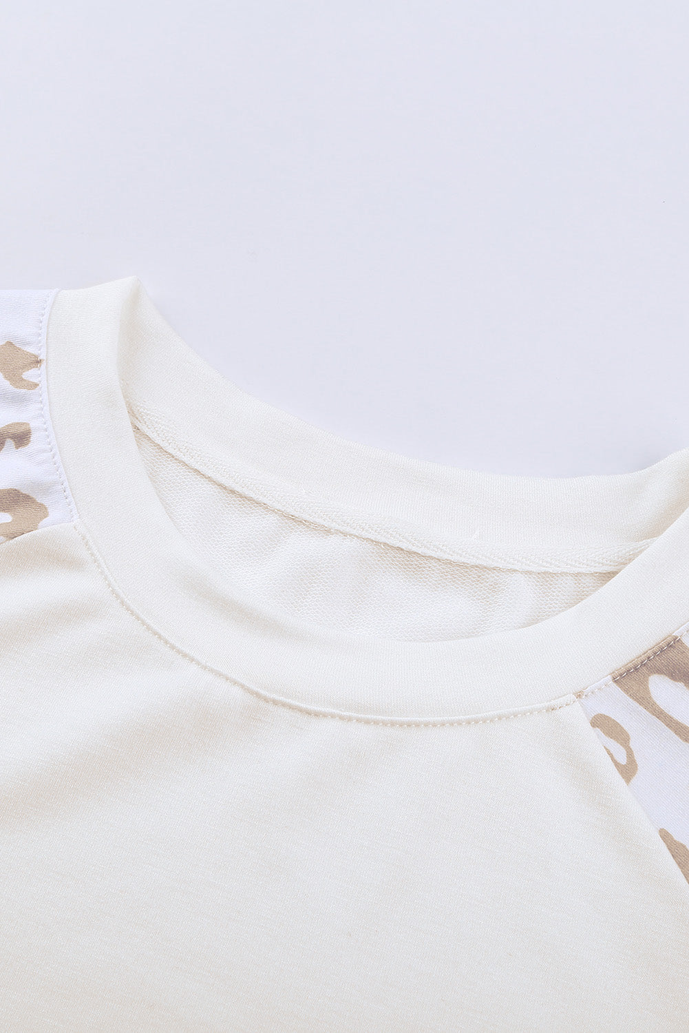 Blusa con mangas abullonadas y estampado de leopardo en color beige