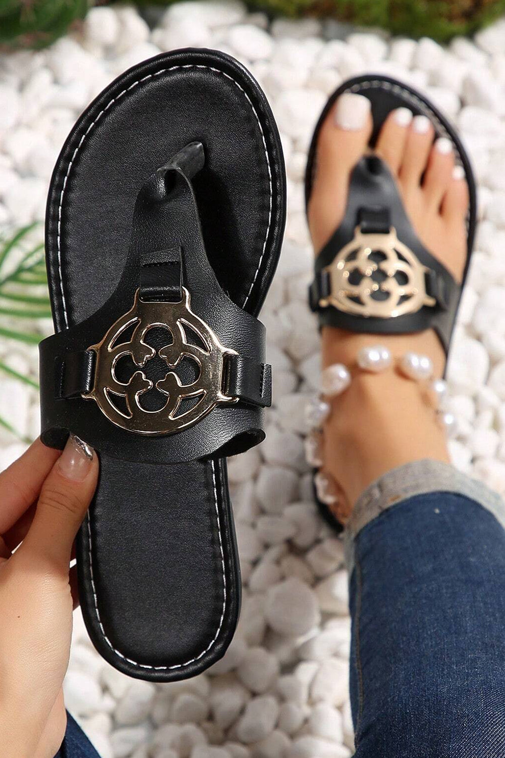 Sandalias de cuero con tiras decorativas de metal estilo vintage en color azul crepúsculo