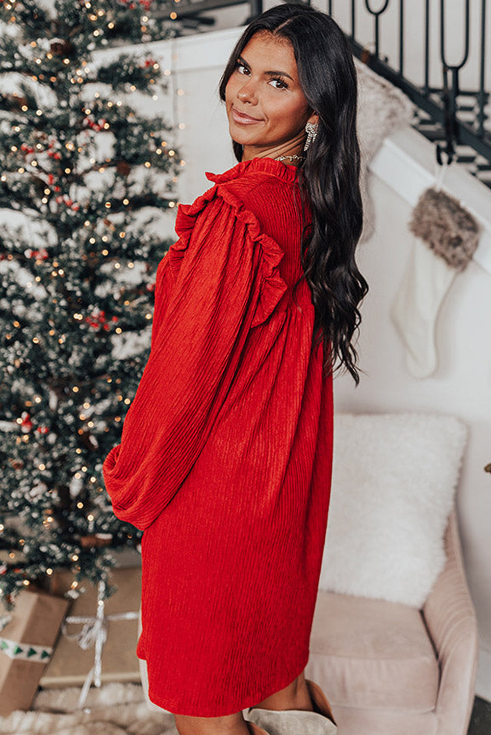 Vestido corto holgado de canalé con escote en V y ribete de volantes en rojo intenso