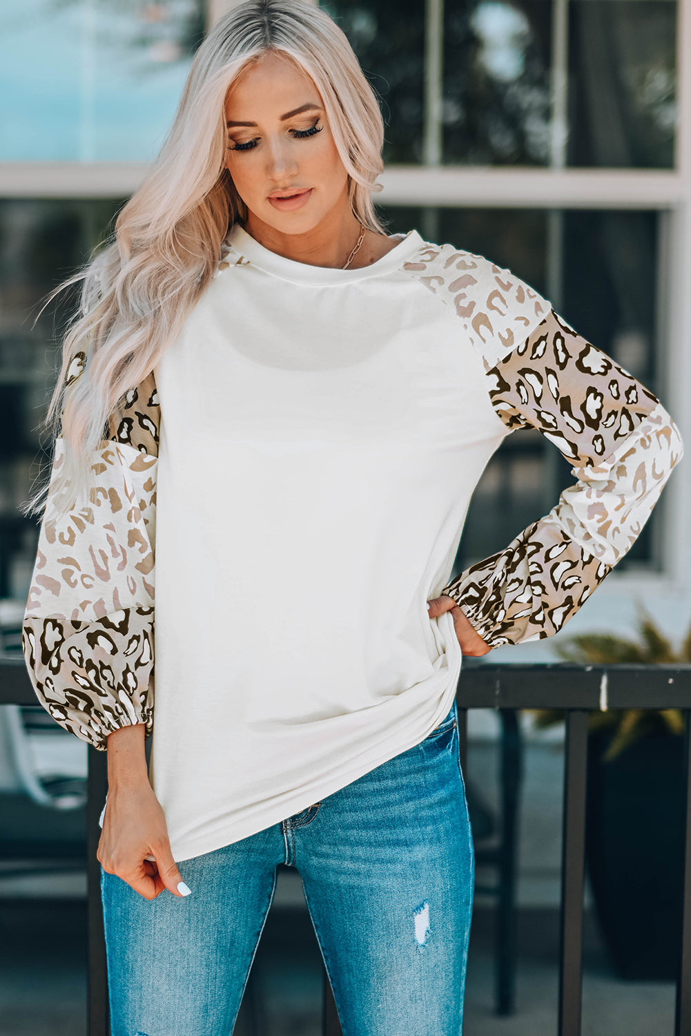 Blusa con mangas abullonadas y estampado de leopardo en color beige