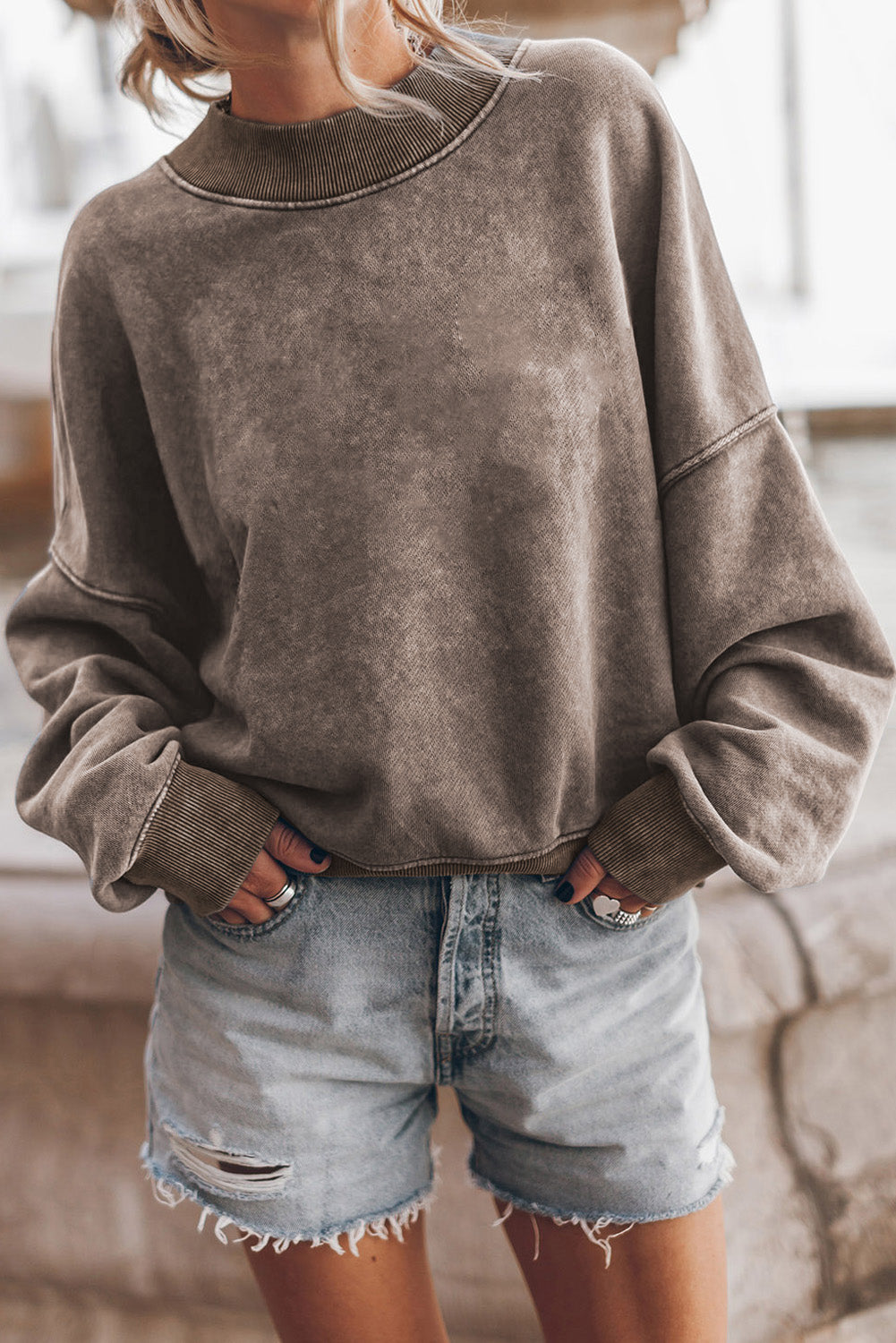 Sudadera con cuello redondo y hombros caídos, color marrón