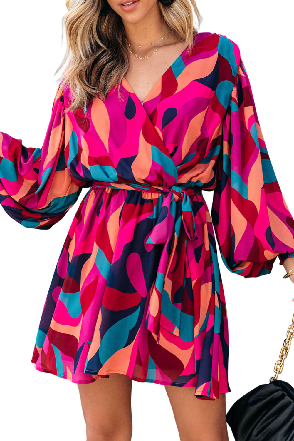 Vestido corto con cinturón y mangas abullonadas con estampado abstracto en rojo