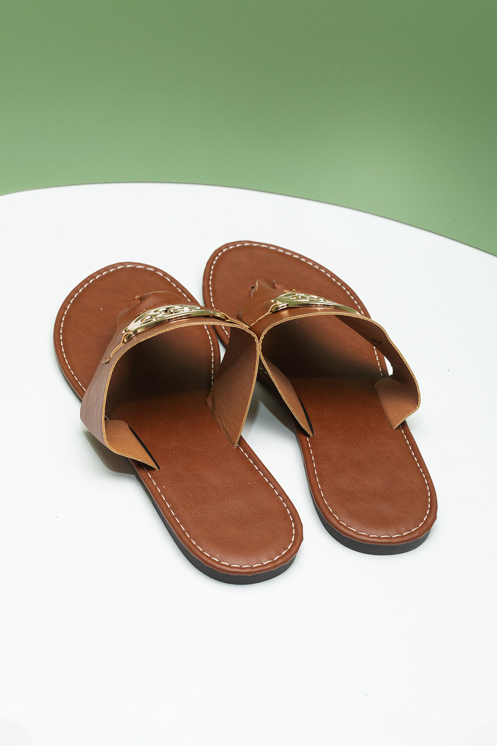Sandalias de cuero con tiras decorativas de metal estilo vintage en color azul crepúsculo