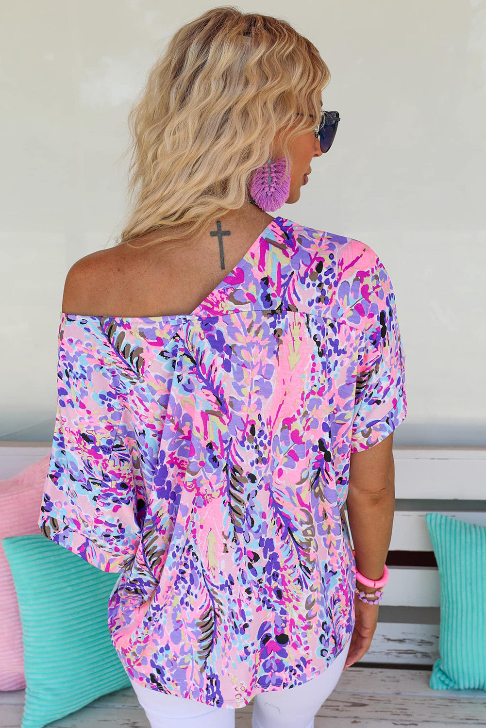 Camiseta de cuello en V y manga corta con estampado floral abstracto en azul pastel