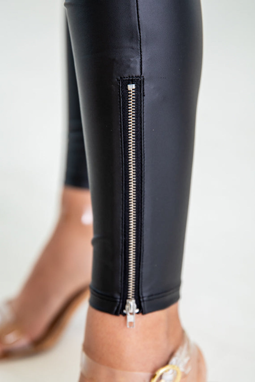 Leggings negros de piel sintética con detalle de cremallera | S - XL