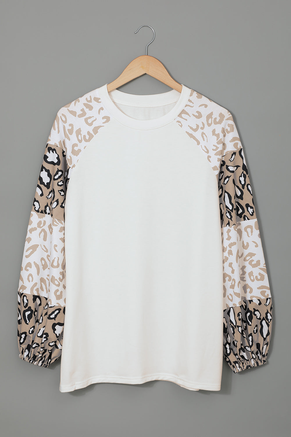 Blusa con mangas abullonadas y estampado de leopardo en color beige