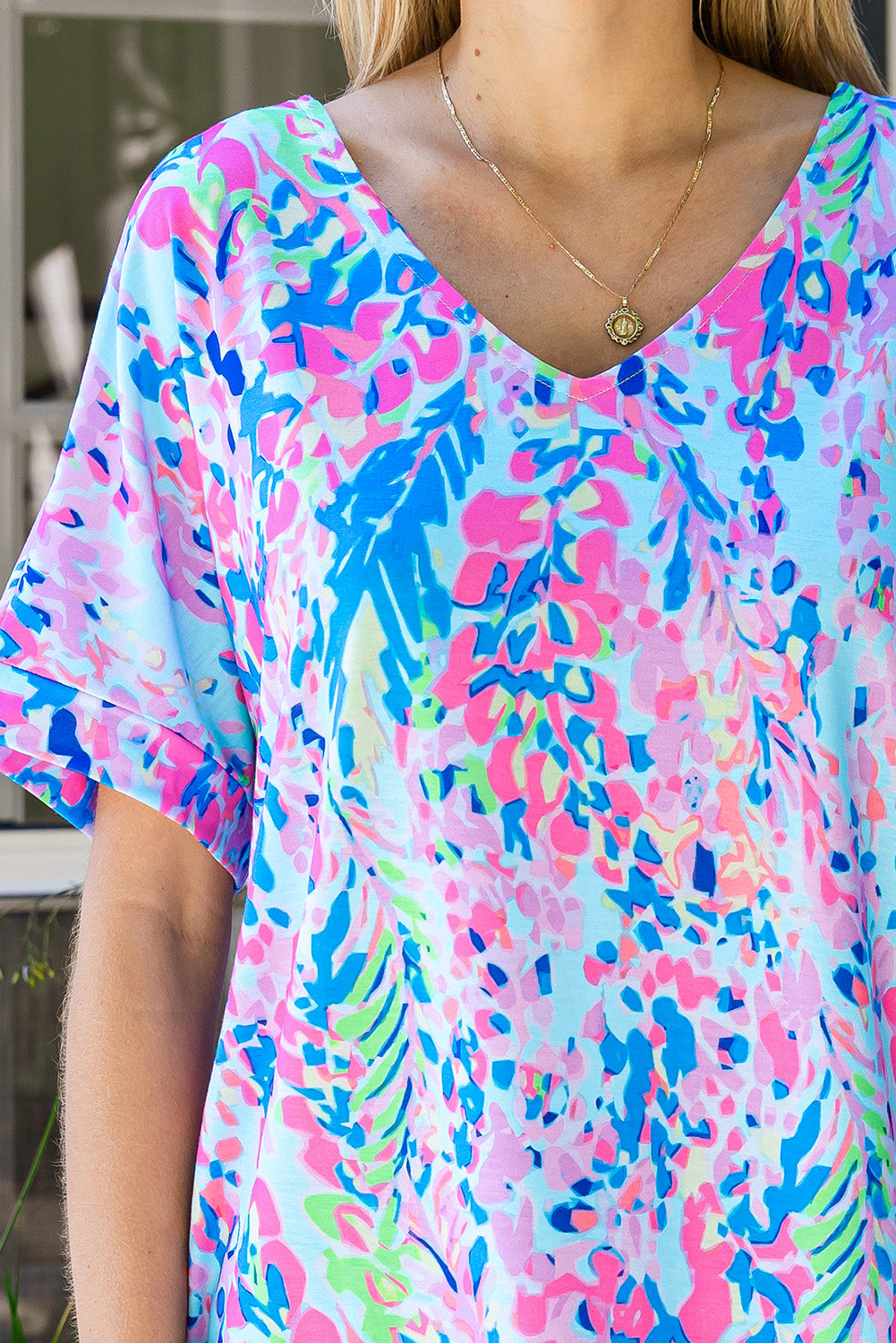 Camiseta de cuello en V y manga corta con estampado floral abstracto en azul pastel