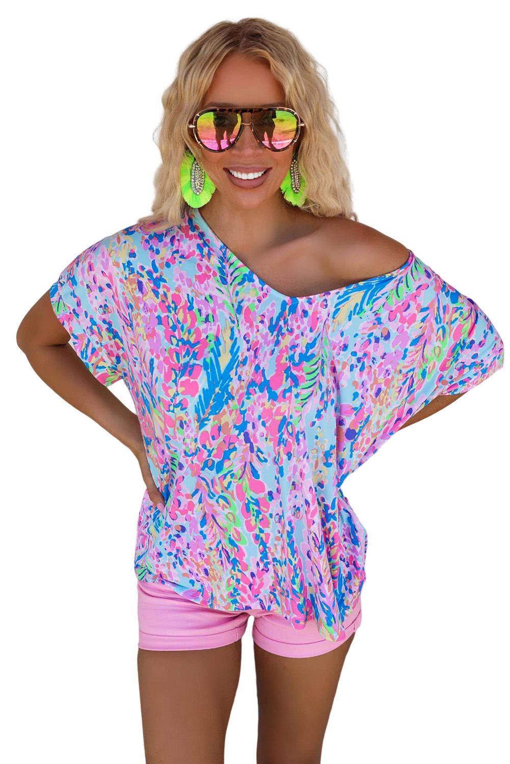 Camiseta de cuello en V y manga corta con estampado floral abstracto en azul pastel