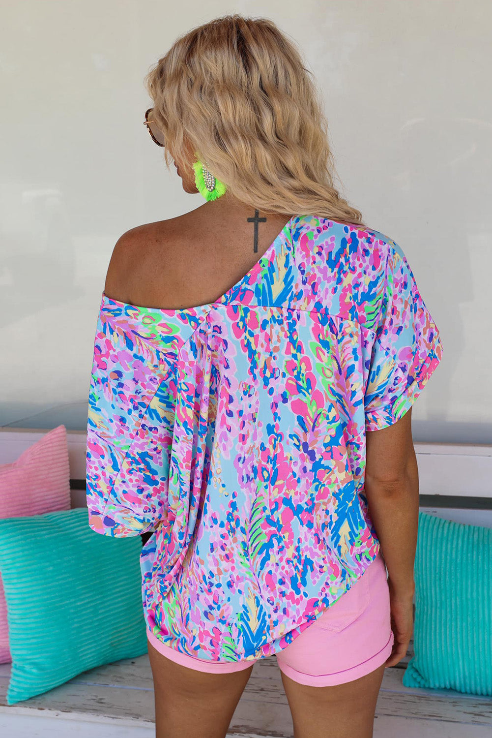 Camiseta de cuello en V y manga corta con estampado floral abstracto en azul pastel