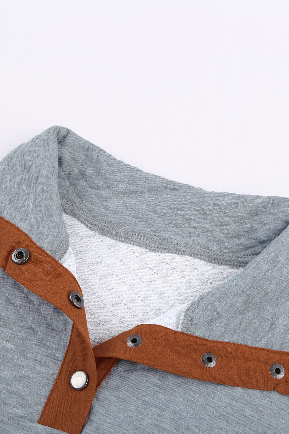 Sudadera negra con cuello alto y botones a presión acolchados