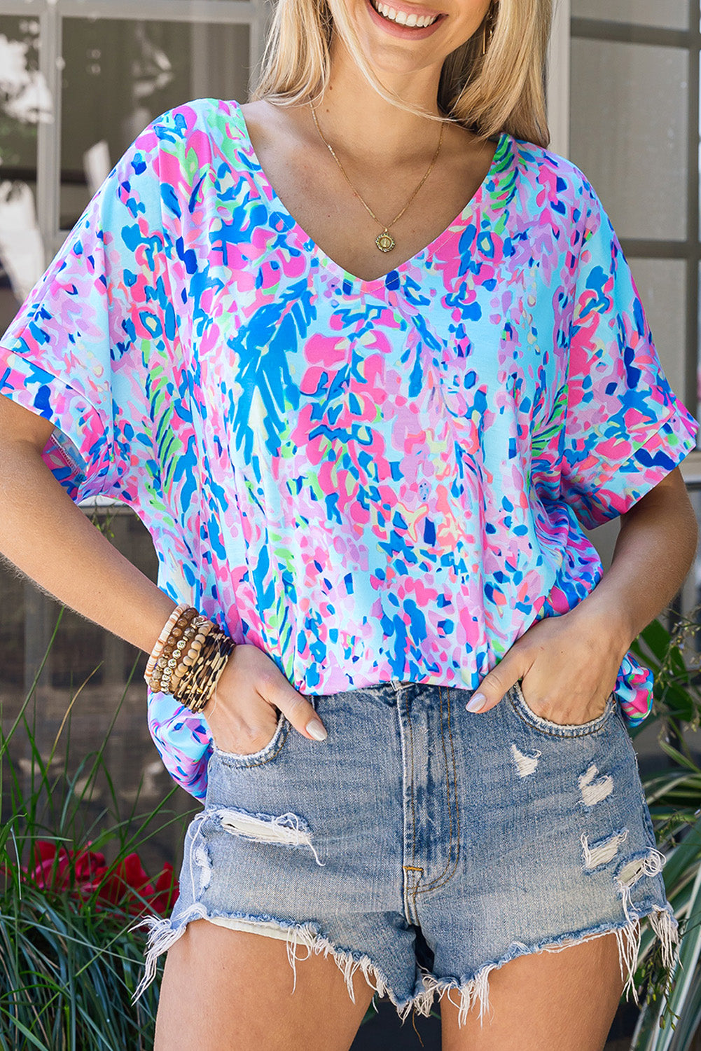 Camiseta de cuello en V y manga corta con estampado floral abstracto en azul pastel