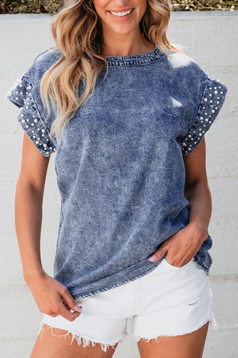 Blusa vaquera con cuello redondo y mangas cortas con ribete de perlas