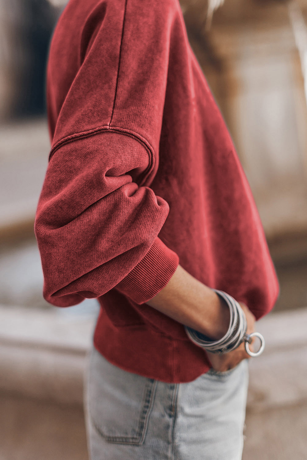 Sudadera con cuello redondo y hombros caídos, color marrón