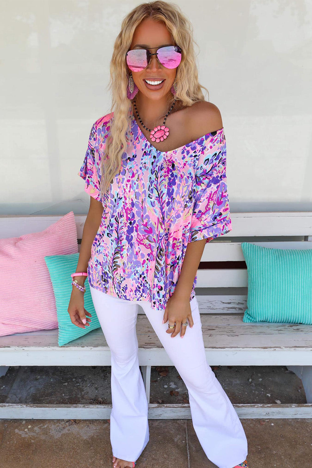Camiseta de cuello en V y manga corta con estampado floral abstracto en azul pastel