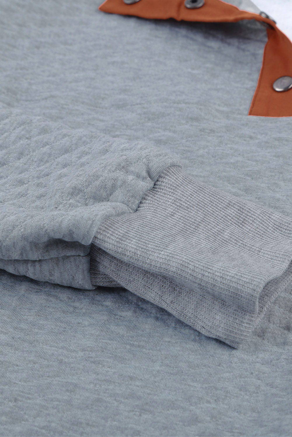 Sudadera negra con cuello alto y botones a presión acolchados