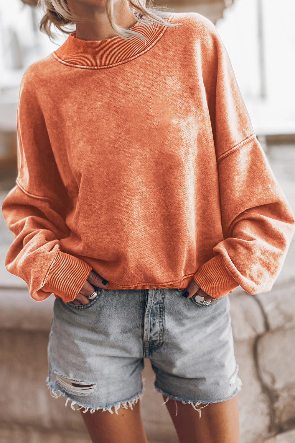 Sudadera con cuello redondo y hombros caídos, color marrón
