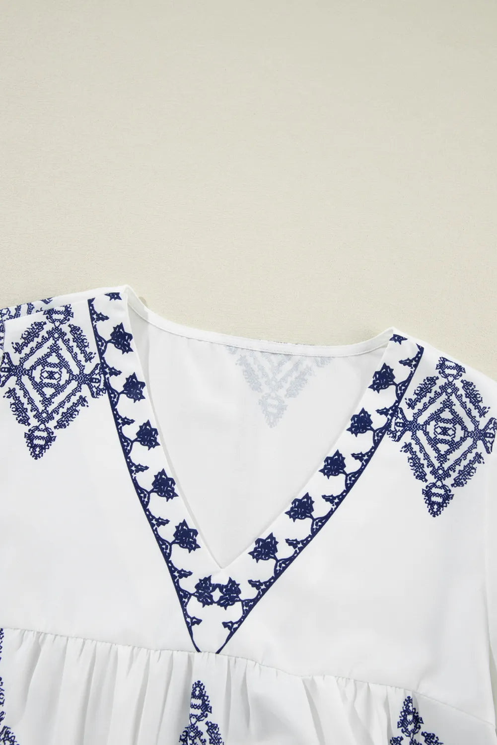 Blusa estampada con escote en V y mangas tres cuartos