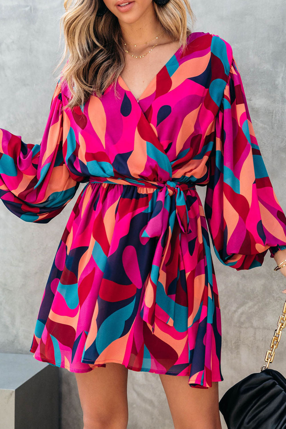 Vestido corto con cinturón y mangas abullonadas con estampado abstracto en rojo
