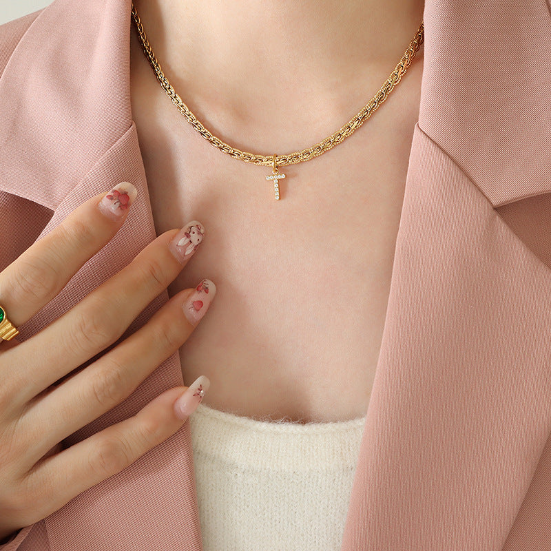 Collar con colgante de letra de circonita con incrustaciones de latón