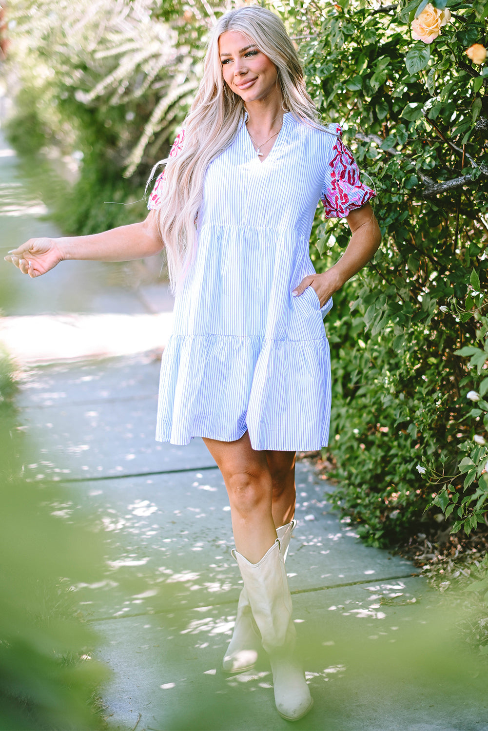 Vestido con volantes, mangas abullonadas y estampado floral de rayas en azul cielo
