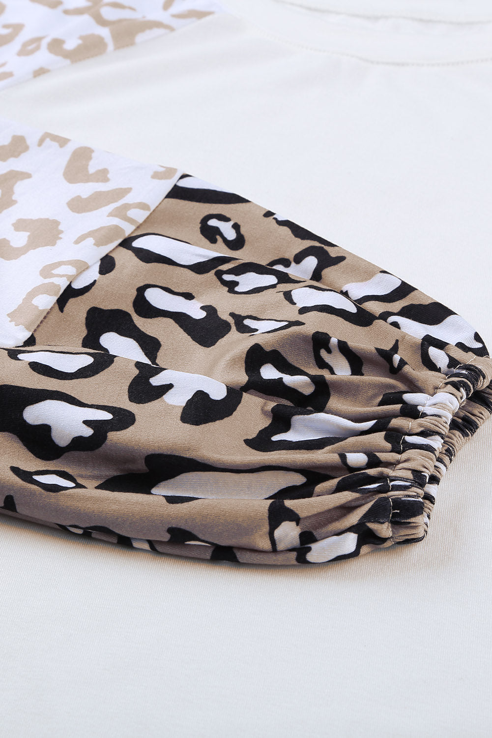Blusa con mangas abullonadas y estampado de leopardo en color beige