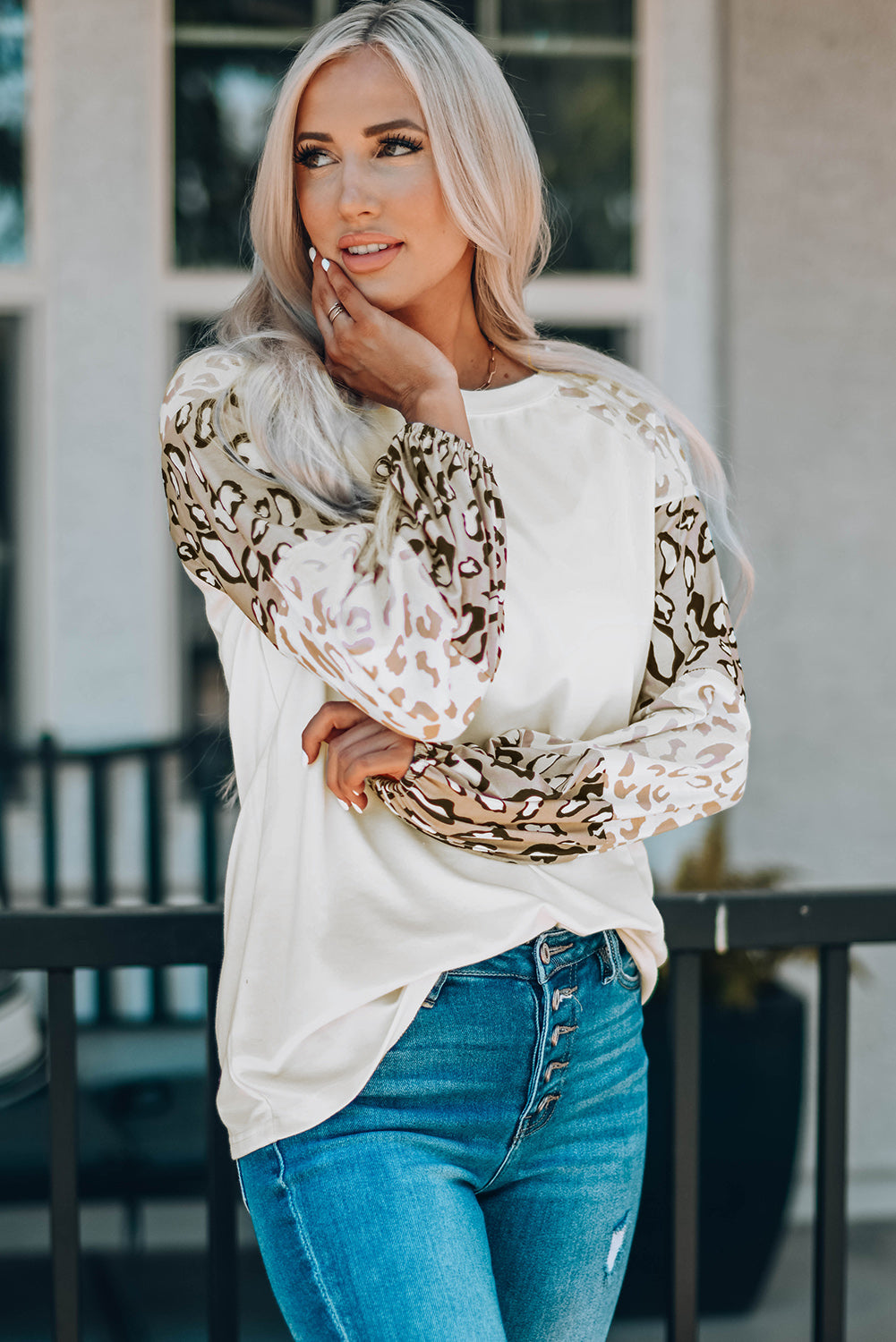 Blusa con mangas abullonadas y estampado de leopardo en color beige
