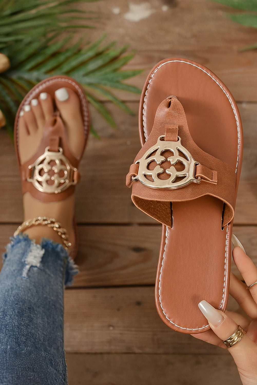 Sandalias de cuero con tiras decorativas de metal estilo vintage en color azul crepúsculo