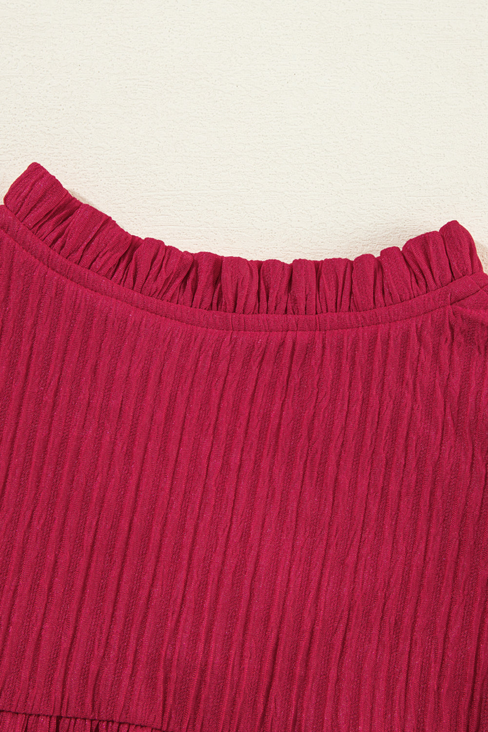 Vestido corto holgado de canalé con escote en V y ribete de volantes en rojo intenso