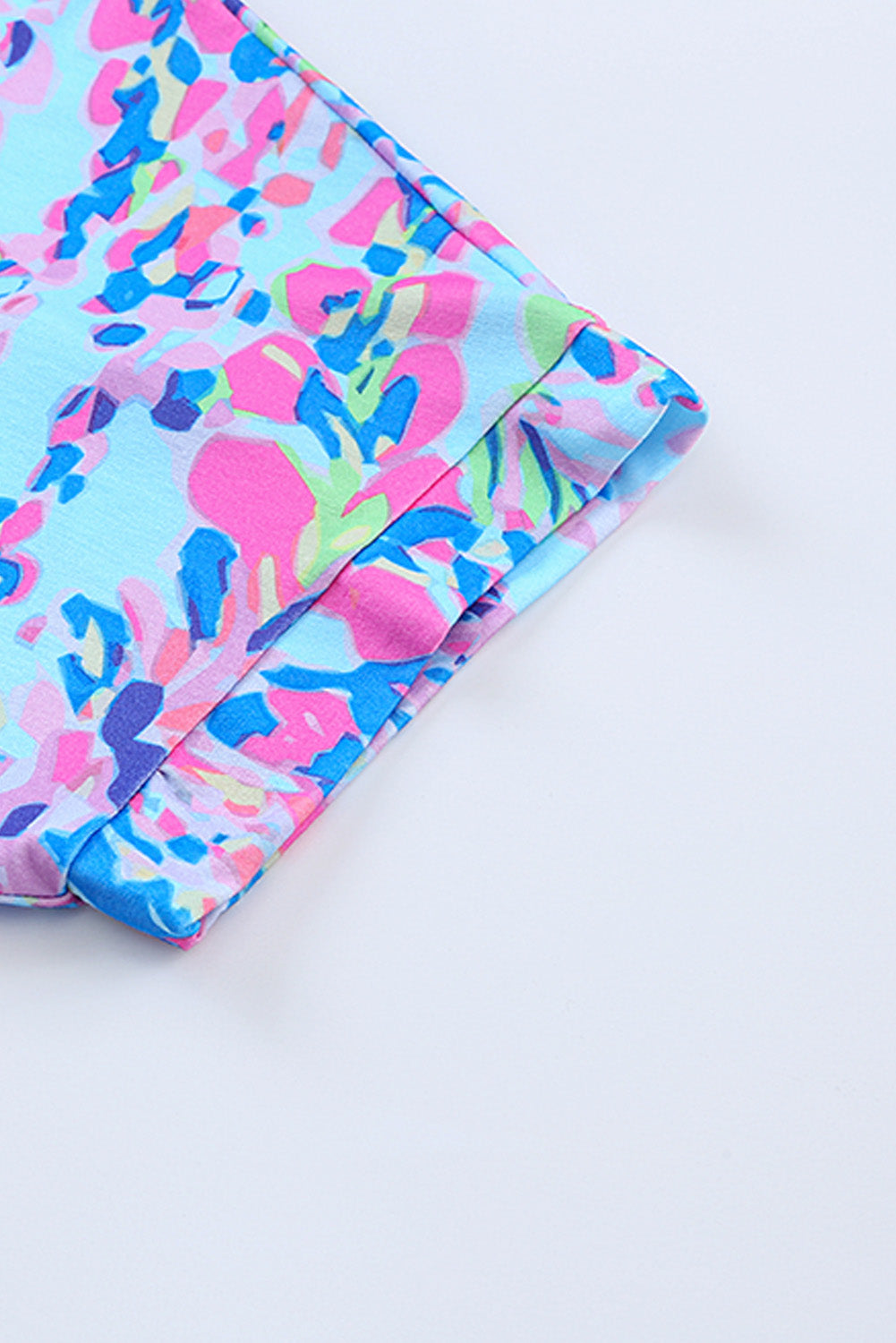 Camiseta de cuello en V y manga corta con estampado floral abstracto en azul pastel