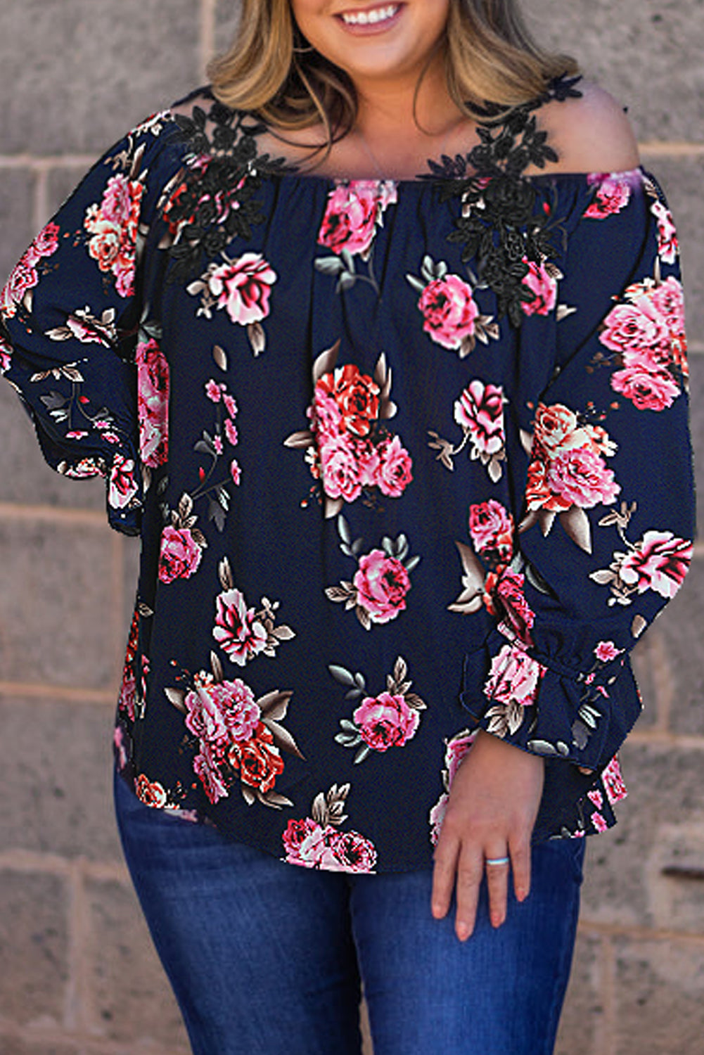Blusa floral con hombros descubiertos y detalle de crochet en azul marino de talla grande