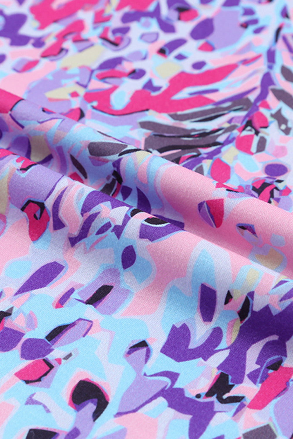 Camiseta de cuello en V y manga corta con estampado floral abstracto en azul pastel