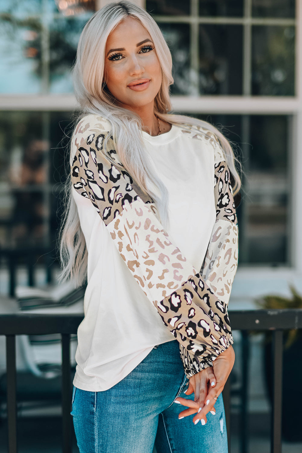 Blusa con mangas abullonadas y estampado de leopardo en color beige