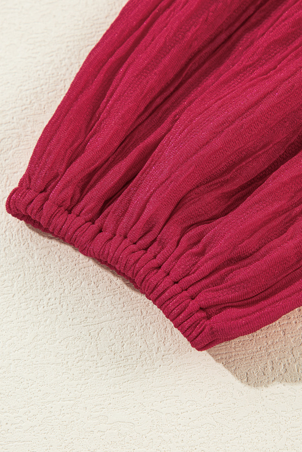 Vestido corto holgado de canalé con escote en V y ribete de volantes en rojo intenso