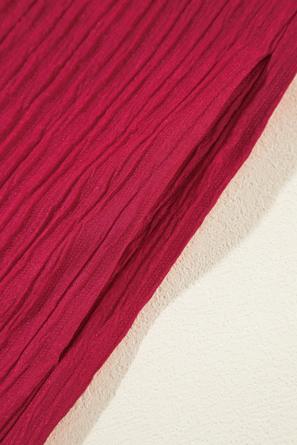 Vestido corto holgado de canalé con escote en V y ribete de volantes en rojo intenso