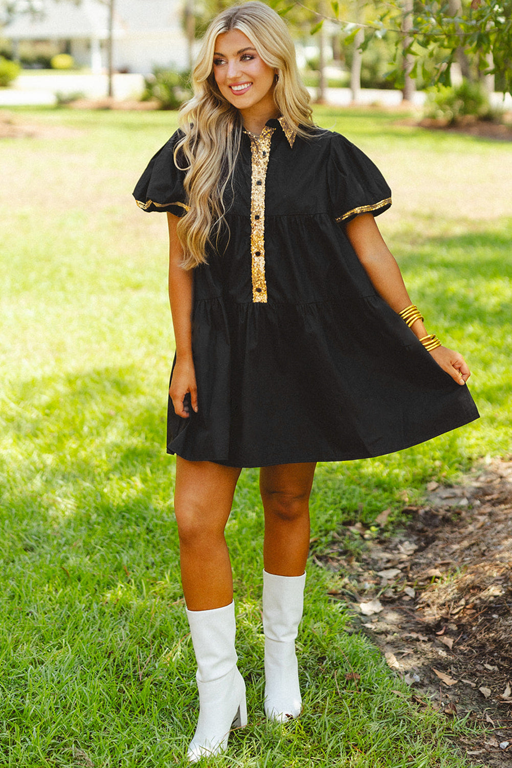 Vestido camisero para el día del juego con mangas abullonadas, color negro y ribete de lentejuelas doradas
