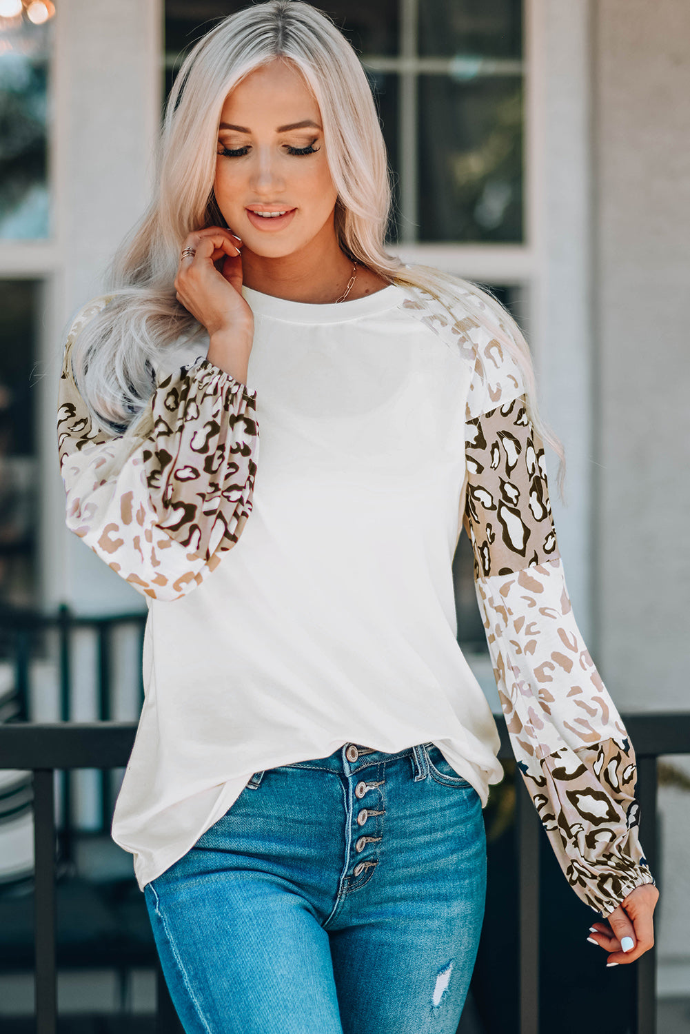 Blusa con mangas abullonadas y estampado de leopardo en color beige