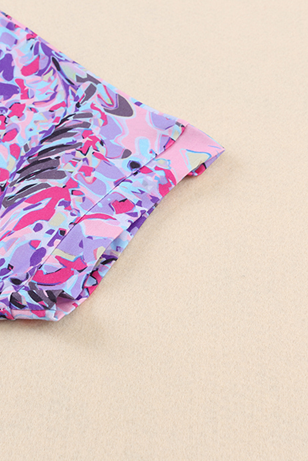Camiseta de cuello en V y manga corta con estampado floral abstracto en azul pastel
