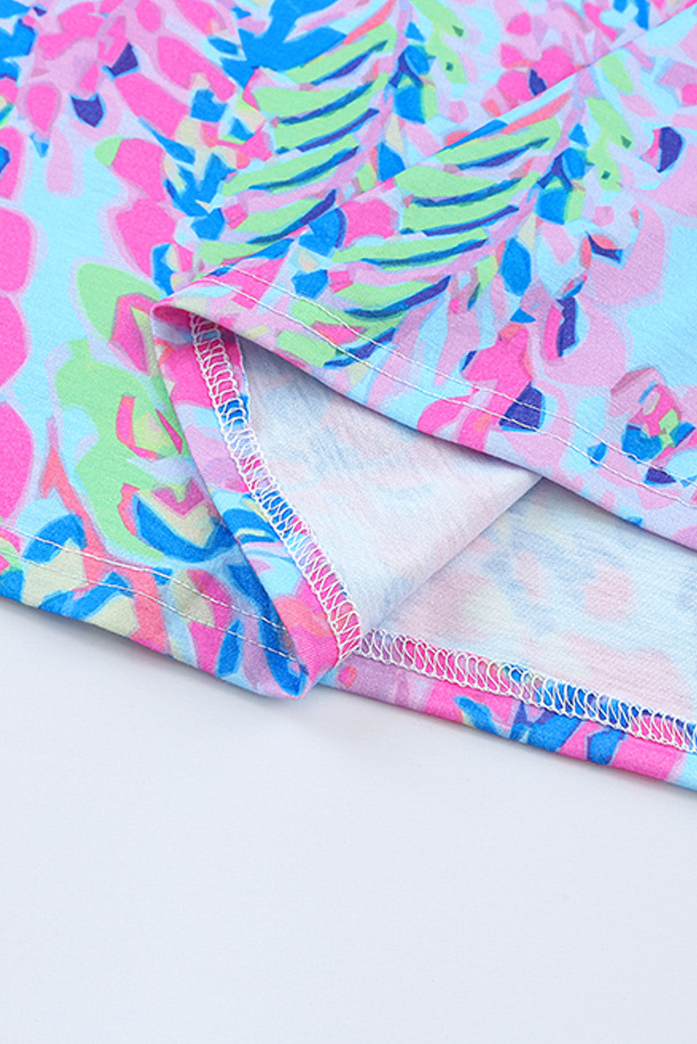 Camiseta de cuello en V y manga corta con estampado floral abstracto en azul pastel